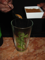 Hierbabuena y una cucharadita de azúcar moreno