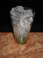 Llenar el vaso mezclador con hielos