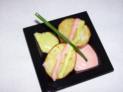 Patatas asadas con ajo de cebollino y remolacha