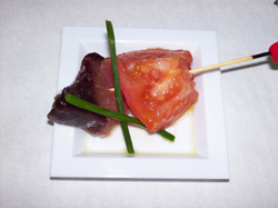 Brocheta de bonito salado y tomate cherry