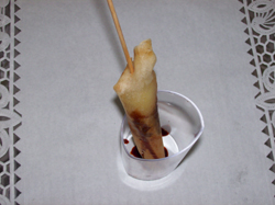 Crujiente de queso de Murcia con cebollitas caramelizadas al vino tinto