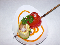 Brochetas de bonito con calabacín y tomate