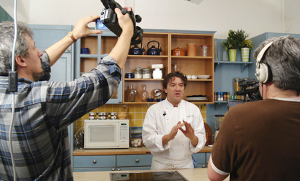 Koldo Royo, durante la filmación de sus recetas. Foto: CdM
