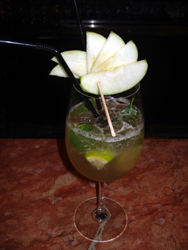 Decorar con hojitas de hierbabuena y rodajitas de manzana verde