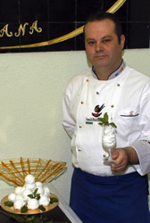 El heladero Joaquín Liria muestra sus creaciones en su obrador