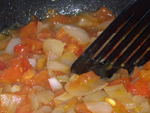 Con la rasera ve machacando el tomate