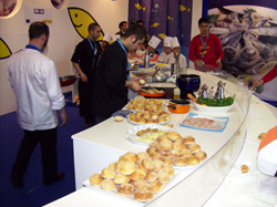 Cocineros del FROM, cocinando para los niños