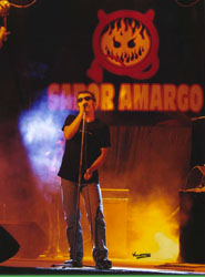 Julián interpreta uno de los éxitos de A Fuego Lento en concierto