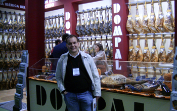 Quique Rodríguez, junto a un stand de la feria