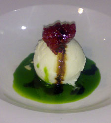 Helado de queso con confitura de tomate y pesto dulce