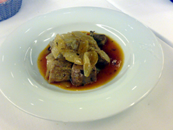 Atún encebollado