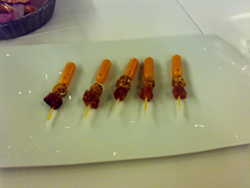 Pipeta de salmorejo con queso payoyo y atún ahumado