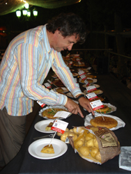 Koldo Royo catando las tortillas