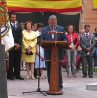 Doña Margerite de Bocard Reding (izq). El alcalde Serrano (delante).