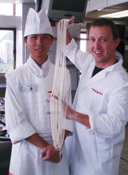 Carles Tejedor muestra unos noodles