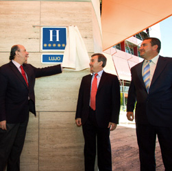 Descubrimiento de la placa de la distinción