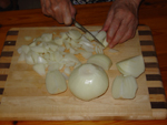 Pelar y cortar cebollas a trocitos