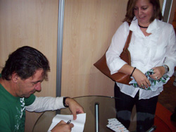 Hubo ocasión de dedicar ejemplares de los libros a los asistentes. Foto: Raúl García