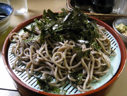 Fideos soba con alga nori japoneses