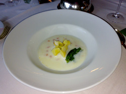 Sopa blanca de tomate raf con ravioli de mozarella y trufa