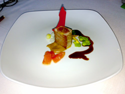 Lomo de atún rojo, crema de cebolla tostada y salsa de vino naranja