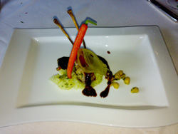 Carré de cordero lechal relleno de boletus sobre patatas machacadas