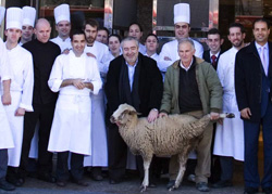 Santi Santamaria, con el director de Hesperia Madrid en la presentación