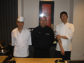 Raúl, junto al maestro Yoshikawa Takamasa e hijo en el restaurante Suzaku (Tokyo)