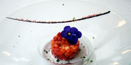 Tartare de fresones con infusión de rosas y violetas