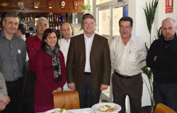 Xaro Escrig y Jaime Lloret, en el centro, con cocineros participantes