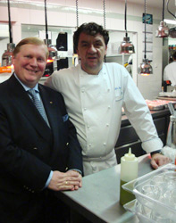 Koldo Royo con Michael Teigelkamp, director del hotel