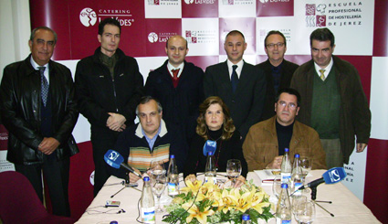 La periodista Maribel Cano con sus tertulianos
