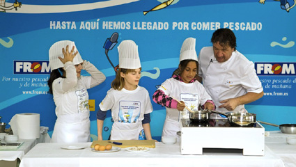 Koldo enseña sus recetas a unas alumnas del colegio madrileño