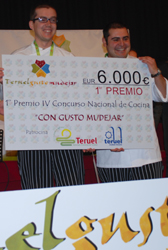 Juan José Morales y su ayudante Nicolás Villarroel recogen el premio