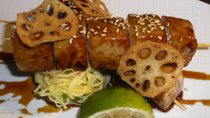 Brochetas de atún teriyaki con noodles de lima