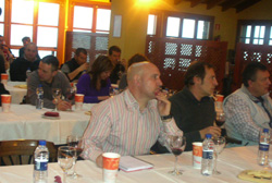 Invitados durante la cata