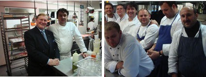 Antes del pase, el director del hotel saluda a Koldo y los cocineros se hacen esta foto