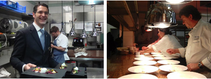 Maitre sirviendo y Koldo acabando platos