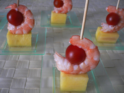 Pinchos de piña y gambas