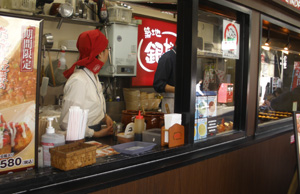 Puesto de takoyaki en las calles de Tokyo