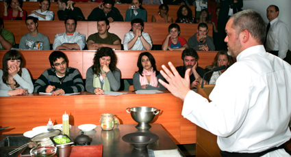 Xavier Pellicer hizo una demostración en la XXX Jornada Universitaria de Gastronomía (EUHT Sant Pol)
