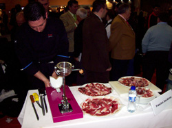 Participante, durante el concurso de corte de jamón