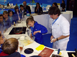 Koldo Royo cocinando con los niños en el taller del FROM