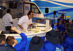 Ángel León resolviendo dudas de los niños