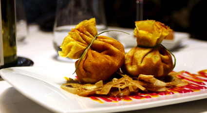 Aumônières de crêpe al curry y gamba, ensalada de hinojo crujiente a la vinagreta de cítricos