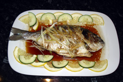 Pescado con jengibre al vapor con aceite de semilla de sésamo