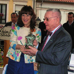Elisa LLaneza entrega el premio a Gaffoglio
