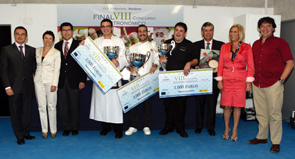 Finalistas del VIII certamen Interatún posan acompañados por el jurado