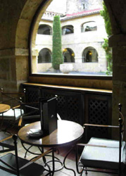 Vista del patio desde el interior del Parador