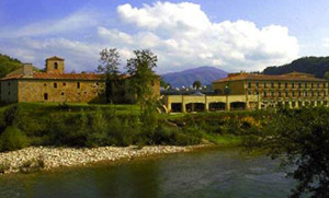 Vista del Parador de Cangas de Onís desde el río Sella